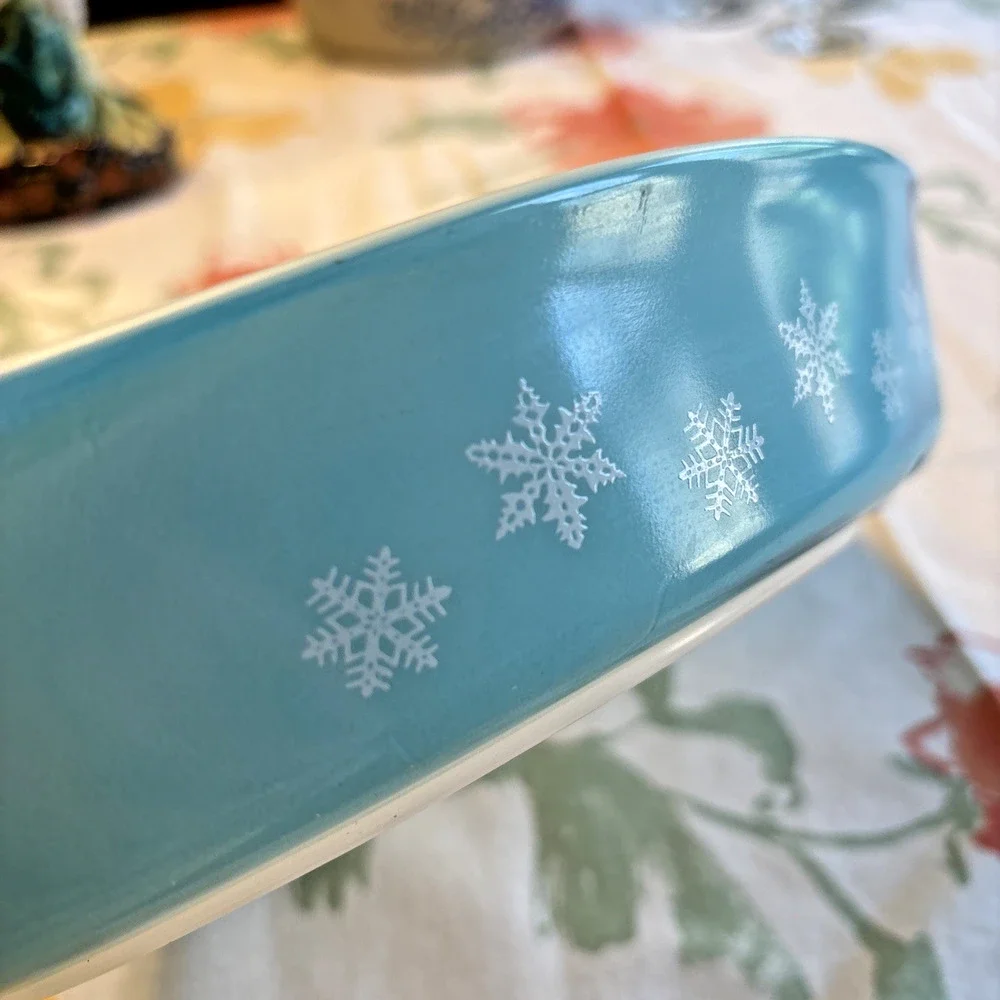 Vintage Pyrex Turquoise Snowflake 1.5 Quart Divided Casserole Dish & Clear Lid